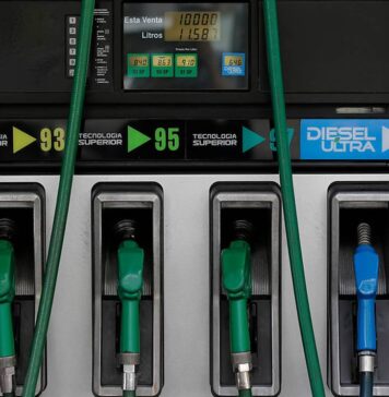 Bencinas anotarían nueva alza y expertos prevén aumentos sostenidos hasta fines de mayo