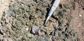 Profesionales de Sernageomin integran investigación internacional que determina presencia de restos de meteorito en el desierto chileno