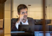 Daniel Manouchehri se consolida como principal figura de oposición y supera a Kast en ranking nacional