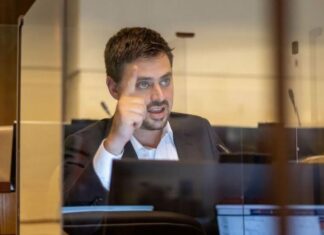Daniel Manouchehri se consolida como principal figura de oposición y supera a Kast en ranking nacional
