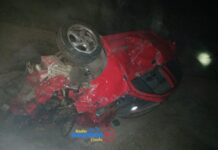 Vehículo terminó volcado en quebrada tras accidente en Canela