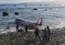 Fuertes marejadas provocan varamiento de embarcación pesquera en la caleta San Pedro de Los Vilos