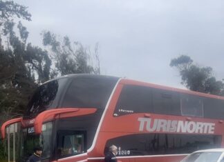 Colisión entre automóvil y bus interprovincial en acceso norte de Los Vilos deja solo daños materiales