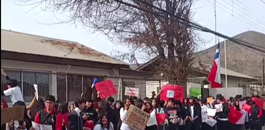 Estudiantes secundarios de Illapel se manifiestan frente a Delegación Provincial y exigen salida de Kast