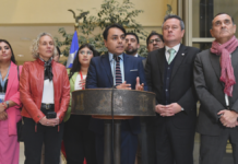 Diputados DC presentan registro de vándalos de “cuello y corbata”