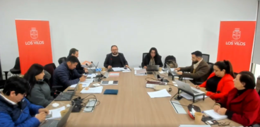 Concejales cuestionan al alcalde Christian Gross por presunto uso de equipos municipales para potenciar su imagen en redes sociales