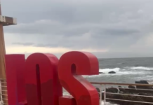 Fuertes ráfagas de viento derriban letra volumétrica en la Costanera de Los Vilos mientras sistema frontal mantiene en alerta a la comuna