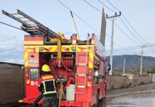 Bomberos trabajan intensamente para despejar el acceso sur de Los Vilos inundado por el sistema frontal