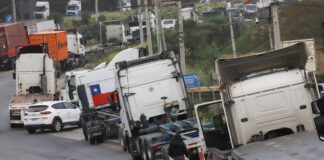 Paro indefinido de camioneros bloquea accesos al puerto de San Antonio y paraliza movimiento de contenedores
